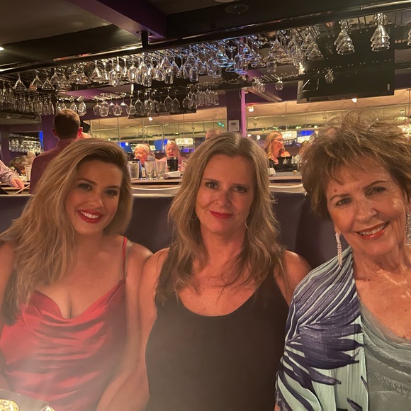 Meet your Posher, Amanda - Picture 2 of 6